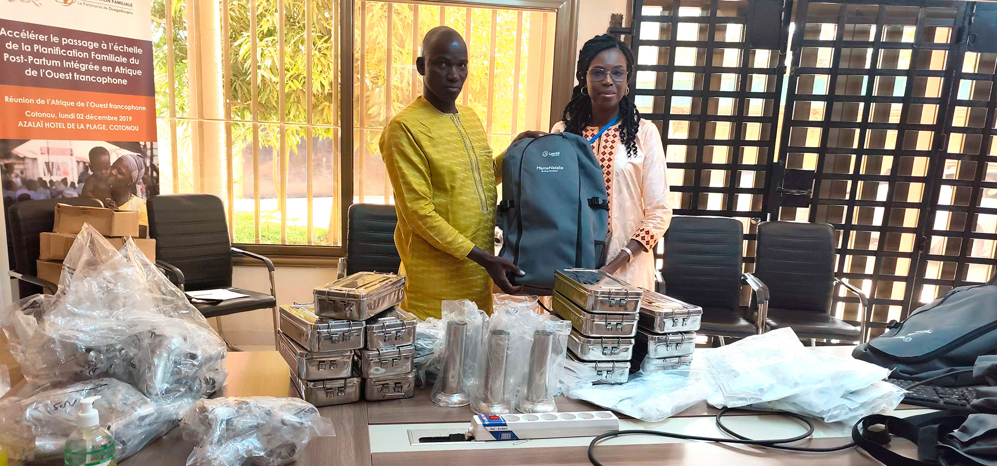 You are currently viewing IntraHealth renforce les capacités de 19 districts sanitaires avec des modèles anatomiques et du matériel médico technique